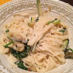 A picture of Pasta with white sauce.