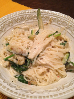 A picture of Pasta with white sauce.
