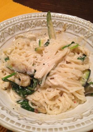 A picture of Pasta with white sauce.