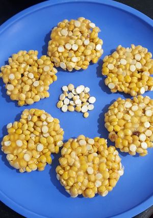 दलिया चिक्की(Dalia ki chikki recipe in Hindi) रेसिपी मुख्य फोटो