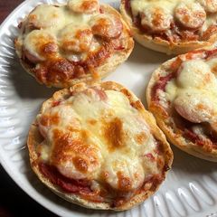 A picture of English Muffin Pizza.