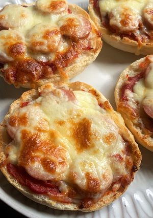 A picture of English Muffin Pizza.