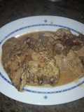 Pechuga con salsa y champiñones