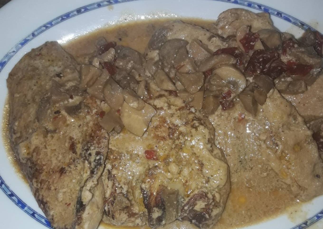 Pechuga con salsa y champiñones