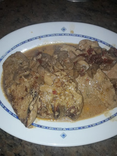 Una foto de Pechuga con salsa y champiñones