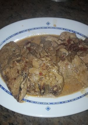 Una foto de Pechuga con salsa y champiñones