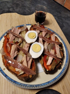 Una foto de Tostadas con escalivada, atún y anchoas