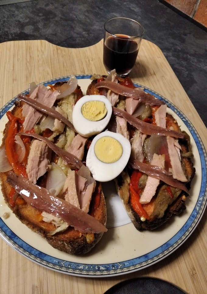 Una foto de Tostadas con escalivada, atún y anchoas