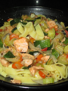Una foto de Tagliatella con salmón y verdura