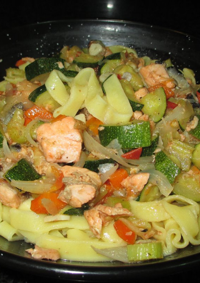 Una foto de Tagliatella con salmón y verdura