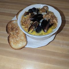 A picture of Butter and white wine mussels.