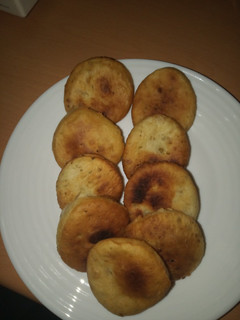 Una foto de Pan con aceitunas en la sartén