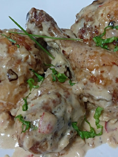 Una foto de Pollo en salsa de queso y tropezones de verduras