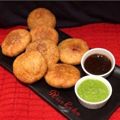 A picture of Aloo kachoris.
