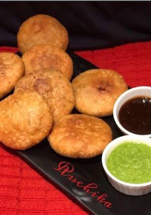 A picture of Aloo kachoris.