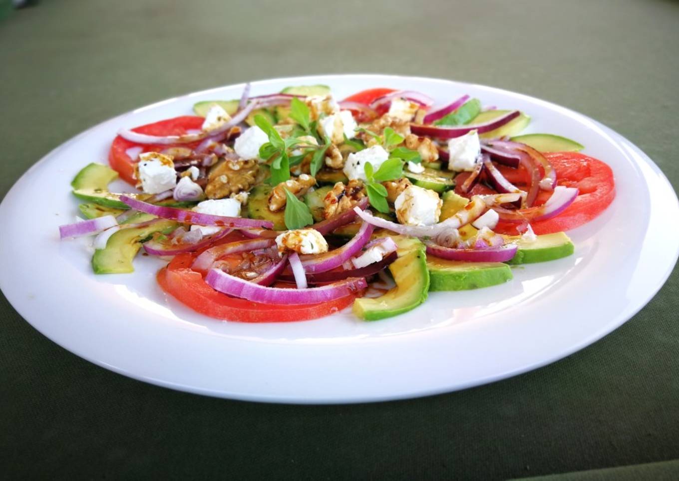 Carpaccio de aguacate, tomate, pepino y queso fresco 0%