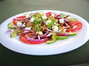 Una foto de carpaccio de tomate y queso