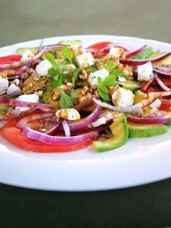 Una foto de Carpaccio de aguacate, tomate, pepino y queso fresco 0%