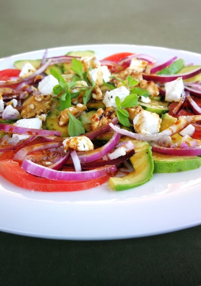 Una foto de Carpaccio de aguacate, tomate, pepino y queso fresco 0%
