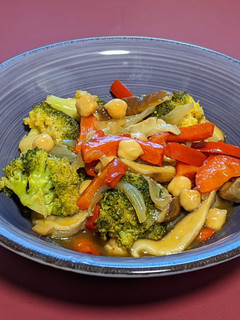 Una foto de Cazuela de garbanzos con brócoli y shiitale