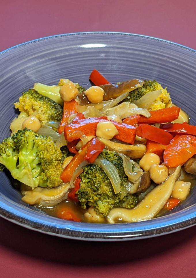 Una foto de Cazuela de garbanzos con brócoli y shiitale