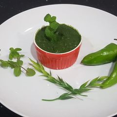 A picture of Green chutney.