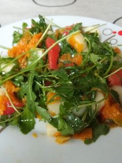 Una foto de Ensalada de rúcula y palmitos