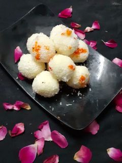 कोकोनट लड्डू (coconut ladoo recipe in Hindi) रेसिपी मुख्य फोटो