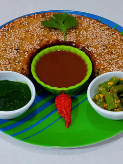 હાંડવો (Handvo Recipe In Gujarati) રેસીપી મુખ્ય ફોટો
