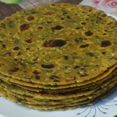 A picture of Methi Dhebra.