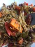 Crujiente de vegetales con almendras, tallarines y salsa pesto