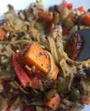 Crujiente de vegetales con almendras, tallarines y salsa pesto