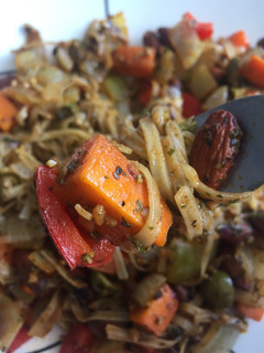 Una foto de Crujiente de vegetales con almendras, tallarines y salsa pesto