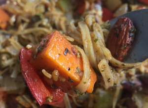 Una foto de Crujiente de vegetales con almendras, tallarines y salsa pesto