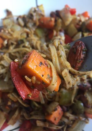 Una foto de Crujiente de vegetales con almendras, tallarines y salsa pesto