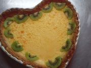 Una foto de tarta queso con kiwi
