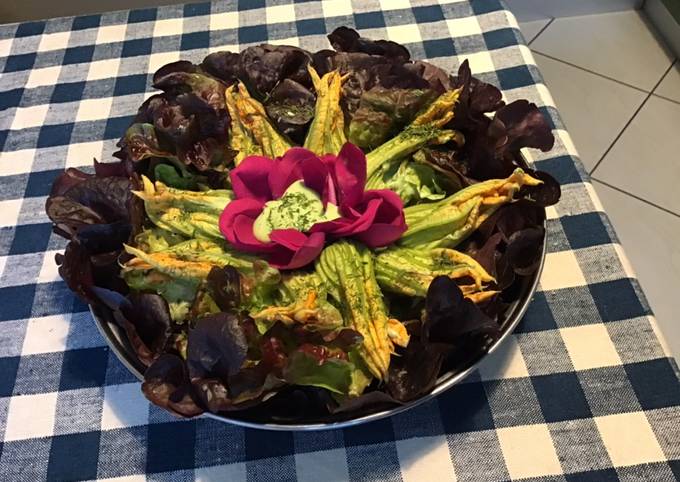 Fleurs de courgettes farcies,chèvre et échalotes fraîches,pétales de rose et feuille de chêne rouge