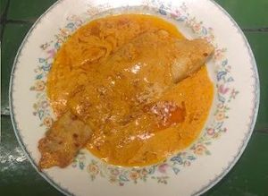 Una foto de Pescado en salsa de guajillo