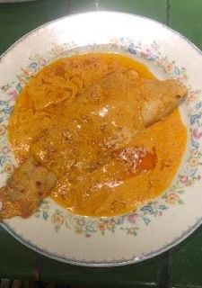 Una foto de Pescado en salsa de guajillo
