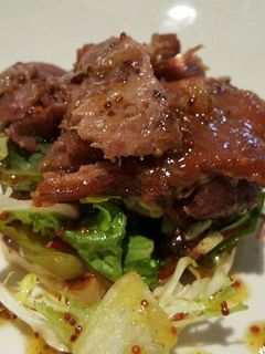 Una foto de Ensalada de confit de pato y ajetes frescos