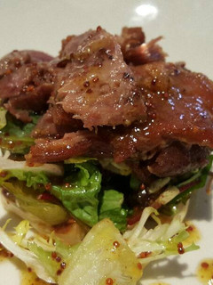 Una foto de Ensalada de confit de pato y ajetes frescos