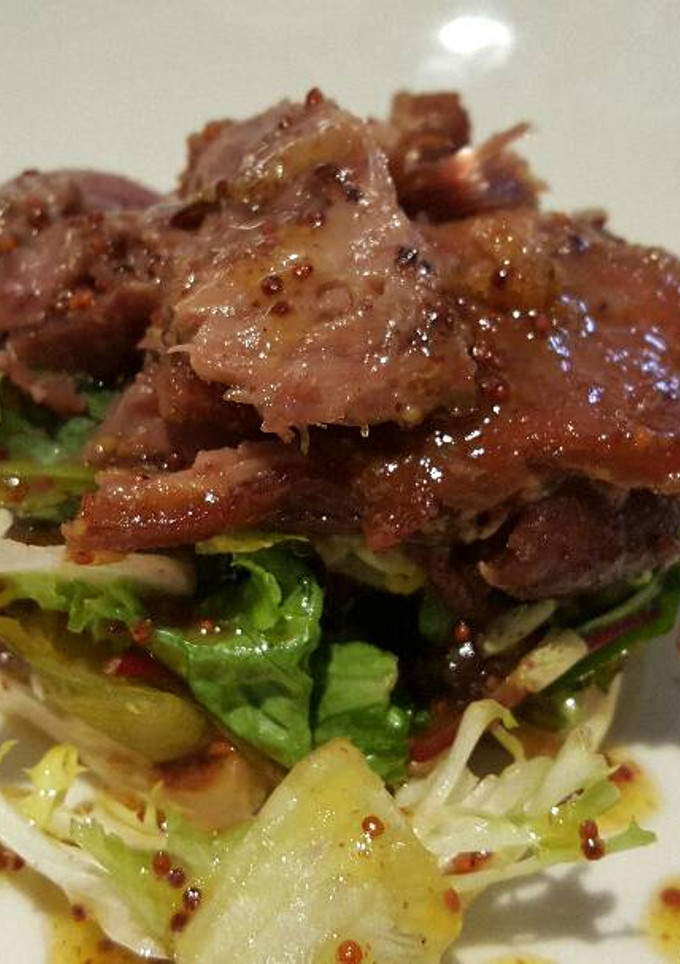 Una foto de Ensalada de confit de pato y ajetes frescos