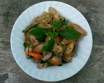 Popular Cuisine Stir Fried Surf Clam with Roasted Chili Paste and Sweet Basil Delicious Simple