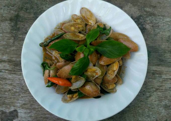 Yummy Food Mexico Food Stir Fried Surf Clam with Roasted Chili Paste and Sweet Basil