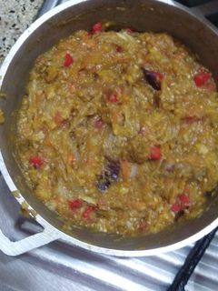 Una foto de Goronia, una preparación de berenjena con plátano maduro