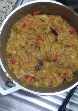Una foto de Goronia, una preparación de berenjena con plátano maduro