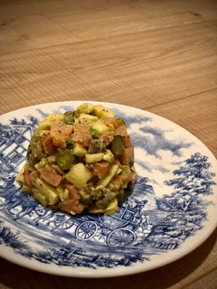 Una foto de Tartar de salmón con manzana