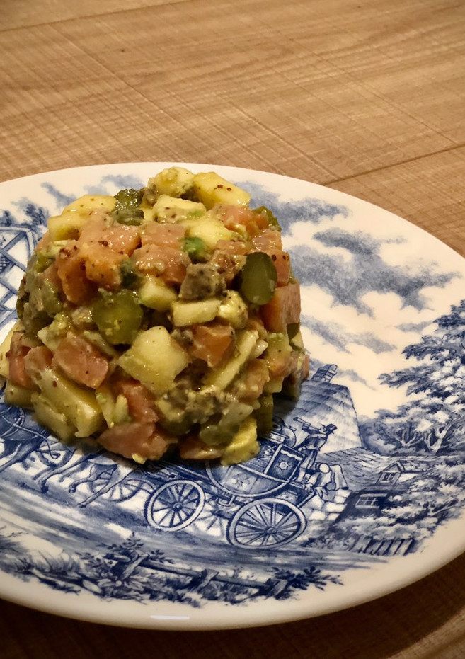 Una foto de Tartar de salmón con manzana