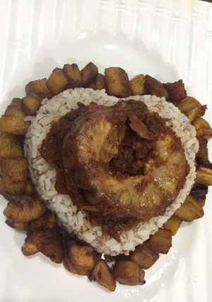 A picture of Ofada rice with dodo.