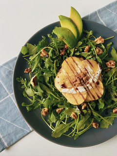 Une photo de Salade composée Pomme, Chèvre & Miel 🍏